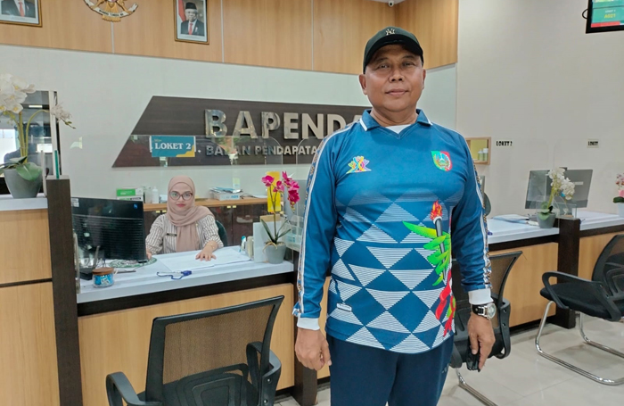 TURUN GUNUNG: Pj Bupati Jombang, Sugiat, melakukan monitoring pelayanan di kantor Bapenda Jombang, Jumat (26/1).