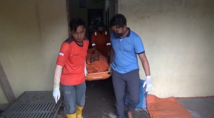 EVAKUASI: Petugas mengevakuasi jasad lansia yang tewas di dalam kamar.