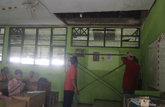BOLONG: Kondisi ruang kelas SMPN 6 Jombang yang rusak, Jumat (26/1).