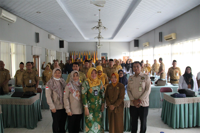 KOMPAK: Balai Bahasa Provinsi Jawa Timur bersama peserta UKBI Adaptif Merdeka di Universitas PGRI Jombang, Senin (29/1).