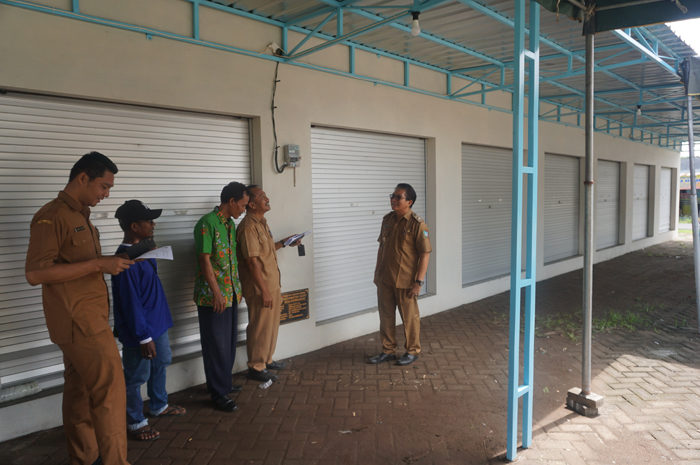 TINGKATKAN PEREKONOMIAN: Kepala Desa Krembangan Kusnan (paling kanan) saat berada di lokasi kios desa, Senin (29/1).