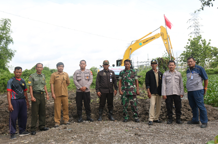 PT CJI Jombang foto bersama forpimcam Ploso saat melakukan pengawasan proses normalisasi Sungai Londo di Kecamatan Ploso.