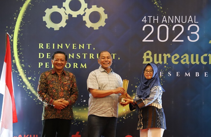 APRESIASI: Pj Bupati Jombang Sugiat menyerahkan piala best of the best pelayanan publik terbaik 2023 kepada Direktur RSUD Jombang Dr dr Ma