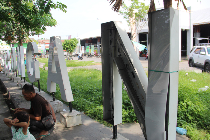RUSAK: Kondisi neon box Pasar Peterongan makin parah kemarin.