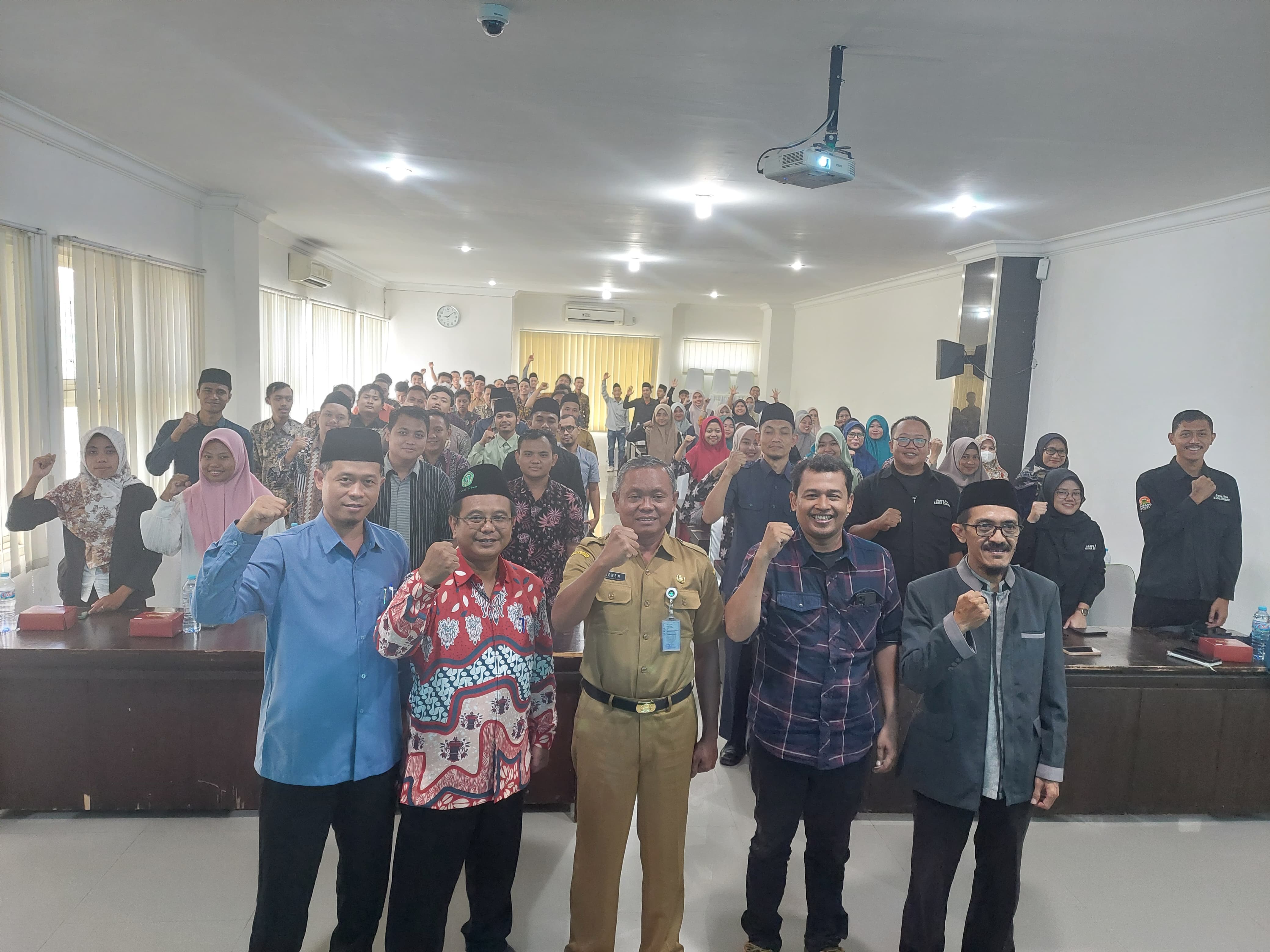 Kepala Dinas P dan K Jombang, Senen, Kepala MKKS SMP Swasta, Mashudi, GM Jawa Pos Radar Jombang, Sulton Arif, bersama para peserta pelatihan di kantor pusat PP Darul Ulum Jombang, kemarin.