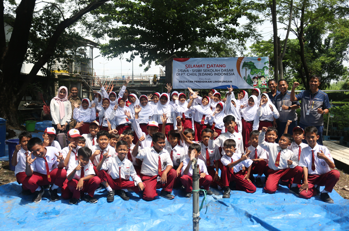 PT CJI Jombang foto bersama siswa sekolah dasar, Rabu (31/1).