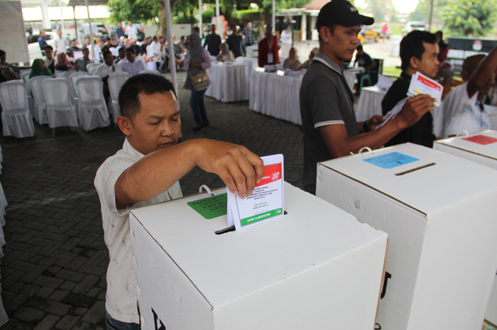 SIMULASI: Pemilih memasukan surat suara usai mencoblos di TPS dalam simulasi pungut hitung di Kantor KPU Jombang, Rabu (31/1).