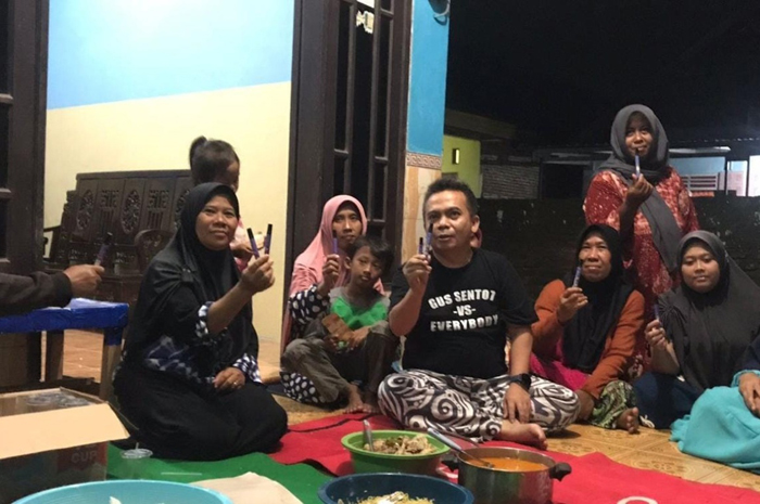 TELADAN: HM Syarif Hidayatullah ST MMT (Gus Sentot) menunjukkan parfum bersama ibu-ibu di Dusun Janti Timur Desa Janti, Jogoroto, Rabu (31/1).