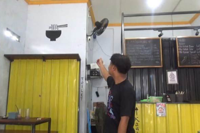DICURI: Salah satu penjaga warung mi di Desa/Kecamatan Jogoroto, Jombang menunjukkan lokasi CCTV, Selasa (30/1).