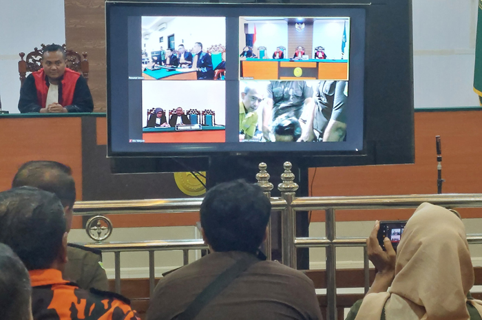 SERIUS: Suasana sidang di ruang Kusuma Atmadja PN Jombang pukul 11.30, Rabu (31/1).