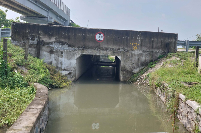 PENUH AIR: Underpass tol di Dusun Dero, Desa Kedungbetik, Kecamatan Kesamben berubah jadi kolam setiap musim hujan, Kamis (1/2).