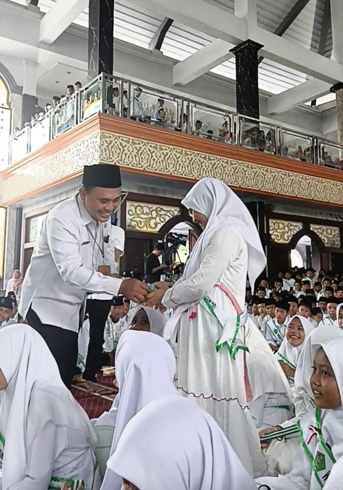 LANCAR: Kasi Penma Kemenag, Zainut Tamam, saat melakukan uji publik pada wisudawan tahfiz juz 30 di Masjid Agung Baitul Mukminin Jombang, Selasa (30/1).