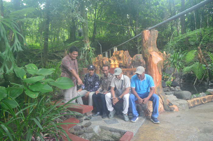 POTENSI WISATA: Kades Sumberaji Yoga Witantra (batik cokelat) bercengkrama dengan perangkat desa di Sendang Slaji, Kamis (1/2).