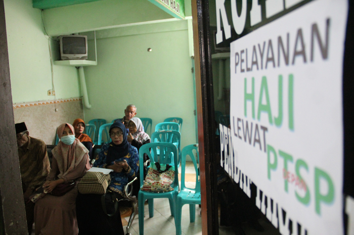 ANTRE: Sejumlah Calon Jamaah Haji (CJH) Jombang antre perekaman biovisa di Kantor Kemenag Jombang.