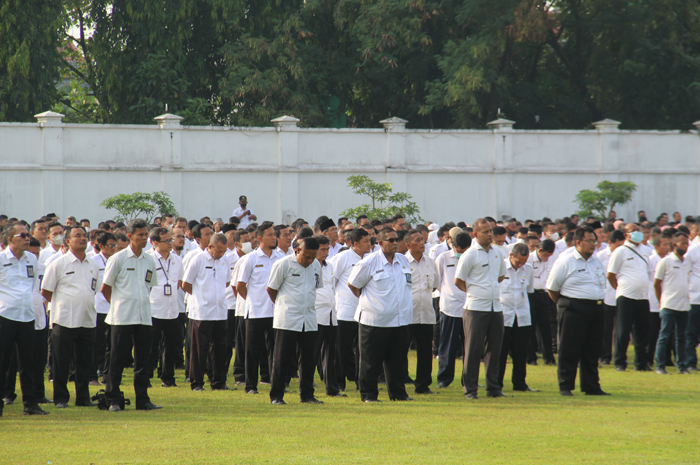 KHIDMAT: ASN di lingkup Pemkab Jombang mengikuti upacara di lapangan kantor Pemkab Jombang.