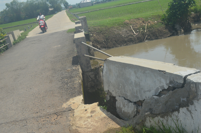 JEBOL: Sayap jembatan di Desa Rejosopinggir, Kecamatan Tembelang yang rusak.