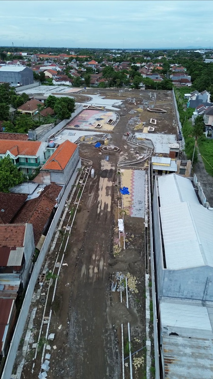 TAK SELESAI: Kondisi sentra PKL di Jl KH Ahmad Dahlan Jombang compang-camping.