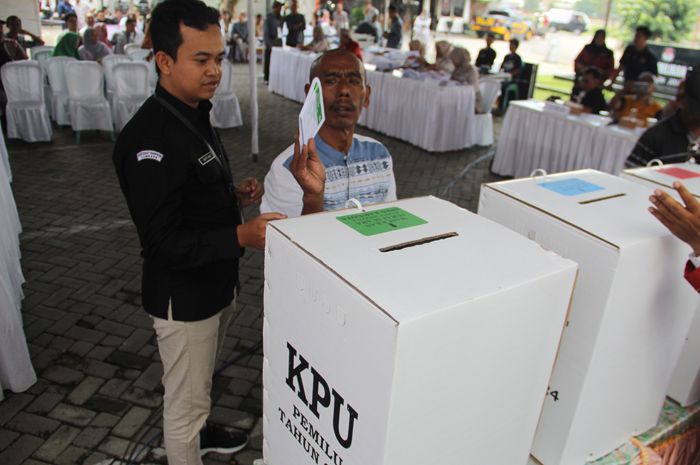 SIMULASI: Pemilih memasukan surat suara usai mencoblos di TPS dalam simulasi pungut hitung di Kantor KPU Jombang, Rabu (31/1).