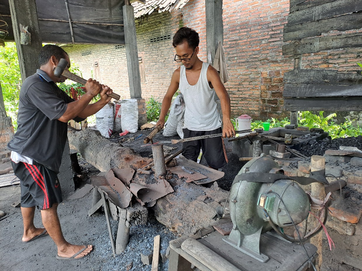 KEBUT PESANAN: M Gufron pande besi asal Dusun/Desa Tambar, Kecamatan Jogoroto mengebut pesanan.