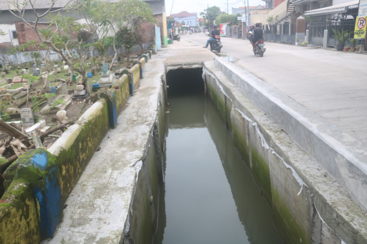 TERSUMBAT: Debit air gorong-gorong Jalan KH Romli Tamim di Desa/Kecamatan Peterongan yang dikeluhkan warga mulai turun, Sabtu (3/2).