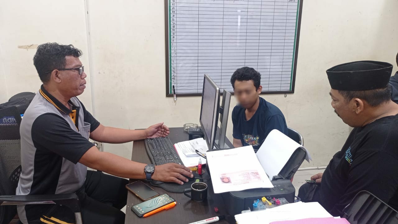 DICIDUK POLISI: M Kalam dimintai keterangan petugas Satresnarkoba Polres Jombang untuk pemeriksaan lebih lanjut.