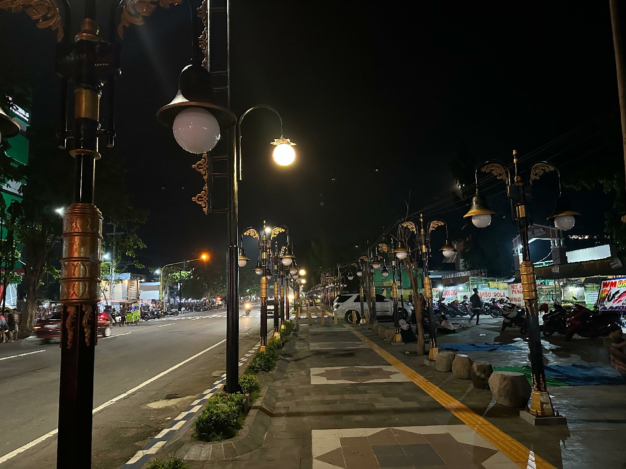 SERING TROUBLE: Lampu taman trotoar Jl Gus Dur padam, Jumat (2/2).