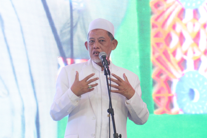 TELADAN: Ketua Umum MPPDU Rejoso Peterongan, KH Cholil Dahlan saat memberi sambutan English Day ke-17 SMP DU 1 Unggulan Jombang.