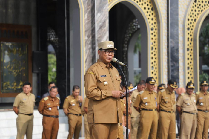 BERI PENJELASAN: Pj Bupati Jombang Sugiat saat memberi arahan apel di lapangan kantor Pemkab Jombang.
