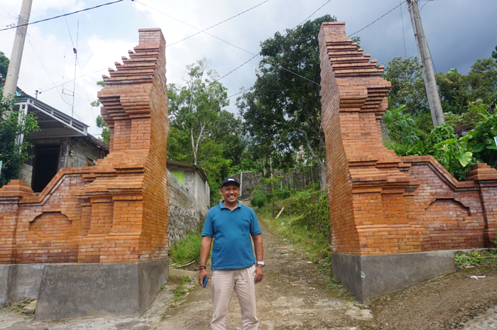 DIPERCANTIK: Kepala Desa Wonomerto Siswoyo saat menunjukkan gapura dan pagar kawasan wisata religi makam Pangeran Benowo di Desa Wonomerto, Kecamatan Wonosalam, Minggu (4/2).
