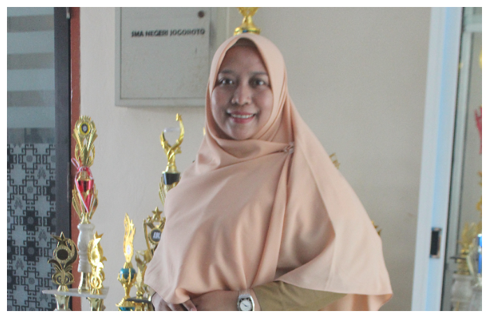 Ari Kusmiyati SPd guru bahasa Perancis SMAN Jogoroto