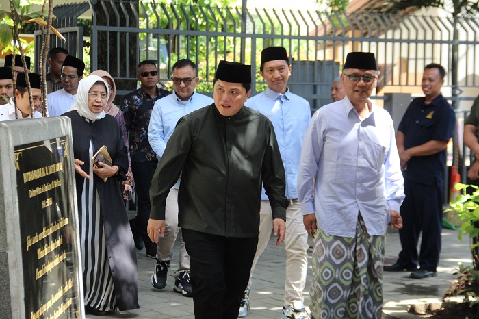ZIARAH: Menteri BUMN Erick Thohir ziarah ke makam KH Hasyim Asyari di Ponpes Tebuireng Jombang, kemarin.