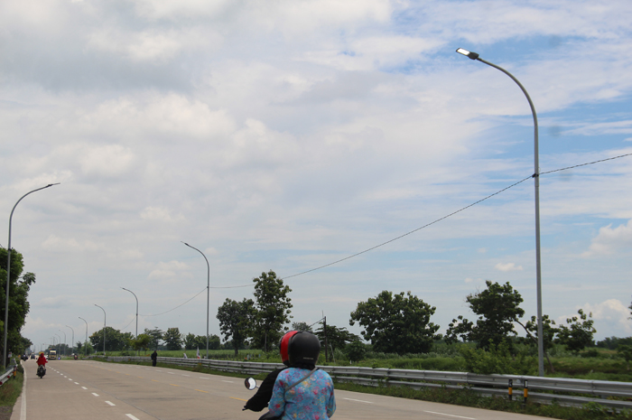MASIH NYALA: Kondisi PJU di Jl Raya Sembung Perak masih terpantau nyala di siang hari, Senin (5/2).