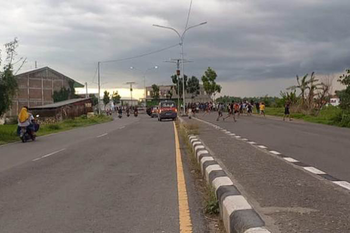 DIBUBARKAN: Sejumlah remaja yang menggunakan Ring Road Mojoagung sebagai ajang balap liar dibubarkan kepolisian, Minggu (4/2).