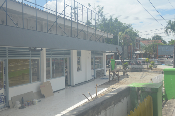 DIROMBAK: Pengerjaan rehabilitasi gedung eks Apotek Seger 2 di Jalan KH Wahid Hasyim masih berjalan, Senin (5/2).