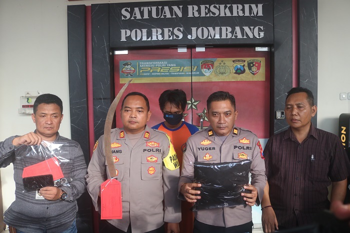 DITANGKAP: Polres Jombang menunjukkan barang bukti pelaku gangster