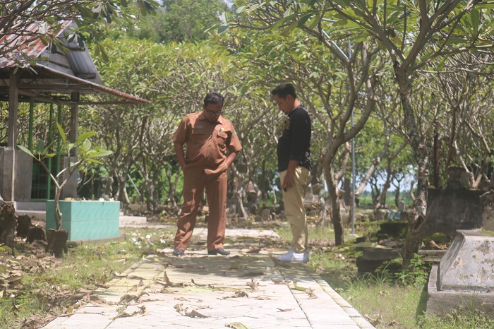 1.	AKSES PRIMA: Kades Kalikejambon Akhmad Iswahyudi meninjau jalan paving yang dibangun untuk peziarah makam di Dusun Sawen.