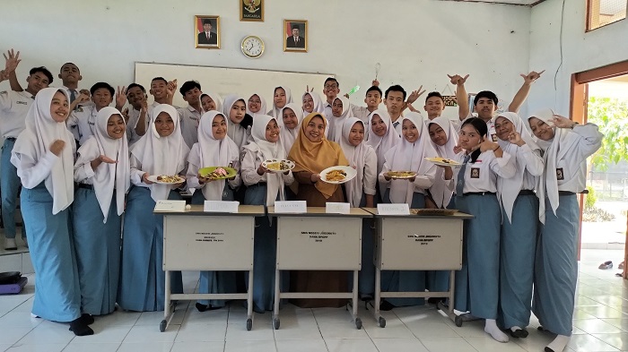 Ari Kusmiyati SPd foto bersama siswa SMAN Jogoroto
