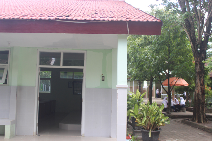 Kondisi salah satu bangunan proyek milik Dinas P dan K Jombang di SMPN 1 Sumobito yang sudah rusak meski baru 2 bulan dibangun