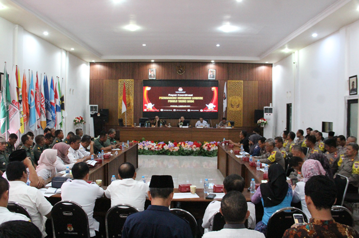 KOORDINASI: Ketua KPU Jombang Abdul Wadud Burhan Abadi memimpin rakor tentang pengamanan distribusi logistik Pemilu 2024.