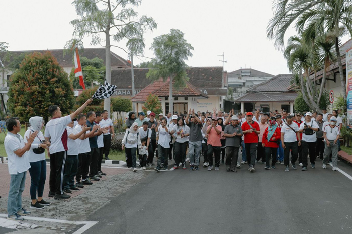 MERIAH: Kapolres Jombang AKBP Eko Bagus Riyadi melepas pemberangkatan jalan sehat dari halaman Mapolres Jombang, Rabu (7/2).
