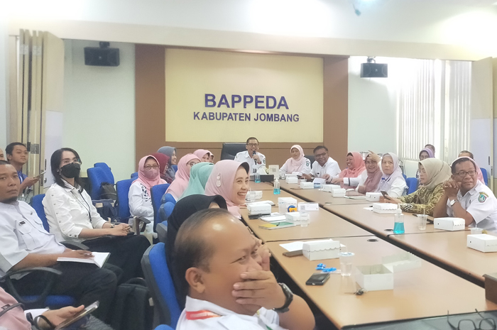 SERIUS: Rapat koordinasi penanganan stunting di ruang rapat I Bappeda Jombang, Rabu (7/2).