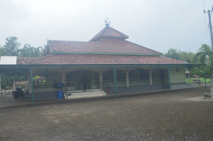 MEGAH: Masjid Baitussalam di Desa Tanjungwadung, Kecamatan Kabuh memiliki atap tumpang tiga.