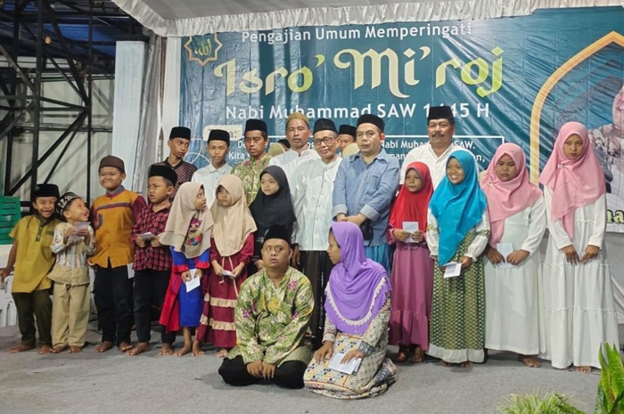 TELADAN: HM Syarif Hidayatullah ST MMT (Gus Sentot) saat santunan yatim pada peringatan Isra Mikraj di Dusun Ngembeh, Desa Ngumpul Kecamatan Jogoroto, Rabu (7/2).