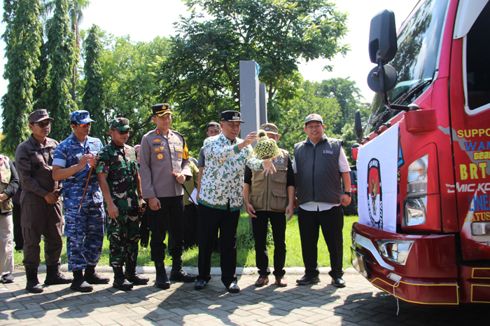 SIMBOLIS: Ketua KPU Jombang Abdul Wadud Burhan Abadi mendampingi Pj Bupati Jombang Sugiat bersama jajaran forkopimda saat memberangkatkan logistik di GOR Merdeka, Kamis (9/2).
