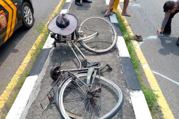 PENYOK: Sepeda milik korban usai tertabrak truk di ring road Mojoagung, Jombang.