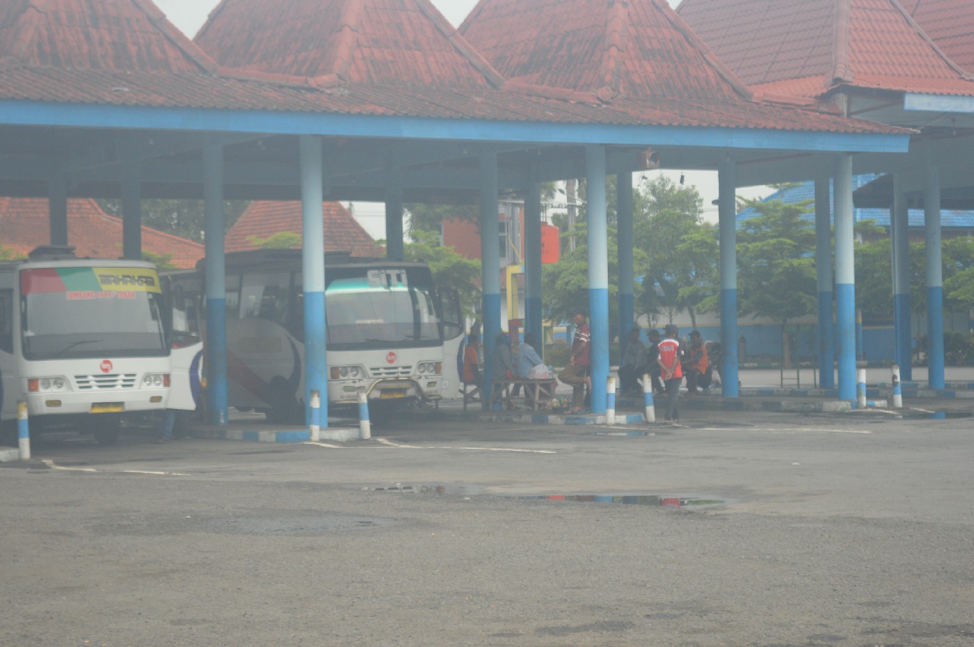 SEPI: Tiga bus AKDP parkir di shelter Terminal Kepuhsari menunggu penumpang, Sabtu (10/2).