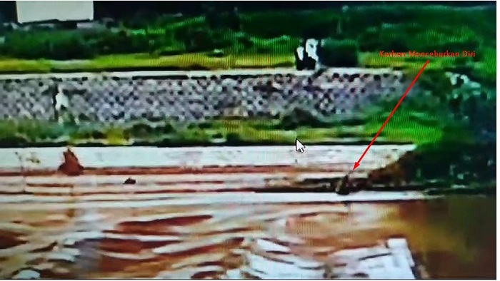 TEREKAM CCTV: Korban ketika menceburkan diri ke Sungai Brantas di Bendung Karet Menturus Desa Jombatan, Kecamatan Kesamben.