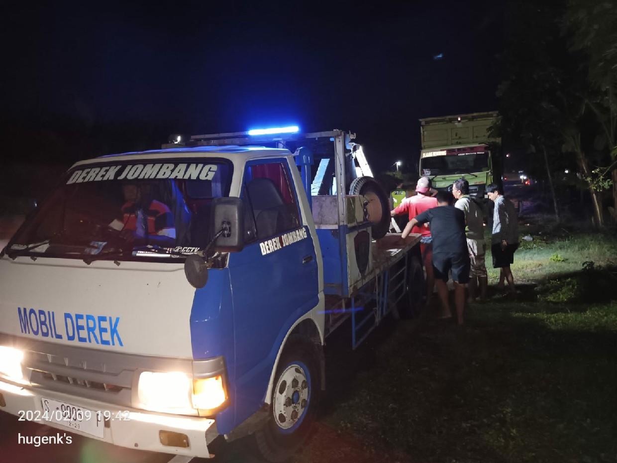 DIDEREK: Petugas mengevakuasi dua kendaraan yang terlibat kecelakaan di Kecamatan Kudu, Jumat (9/2).
