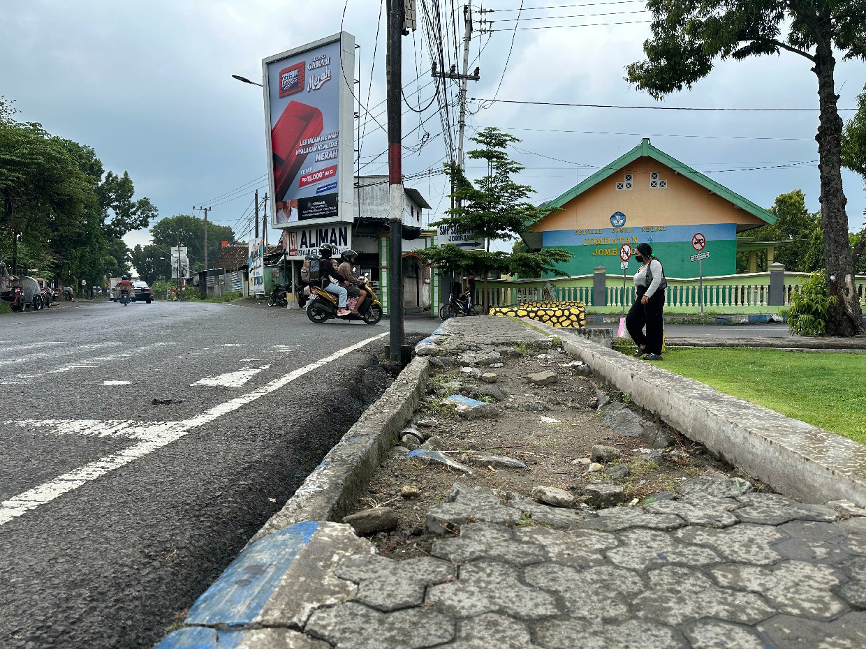 RUSAK: Kondisi trotoar di sisi selatan Alun-alun Jombang, Sabtu (10/2).