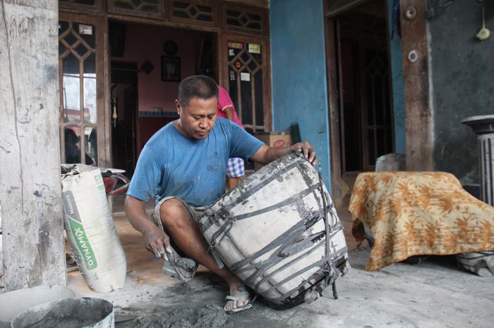 KREATIF: Anam warga Desa Jogoloyo membuat aneka pot dan patung kreasi.
